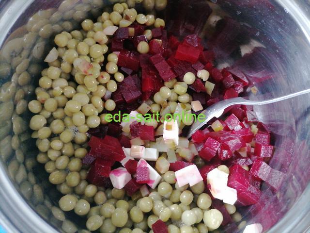 Нарезать продукты кубиками в салат со свеклой