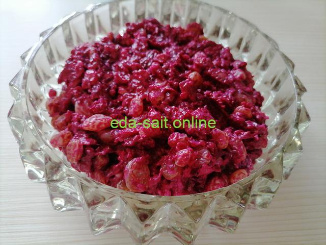 Салат из свеклы с изюмом, чесноком и орехами как приготовить