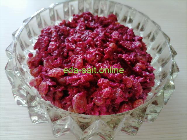 Салат из свеклы с изюмом, чесноком и орехами пошаговый рецепт с фотографиями