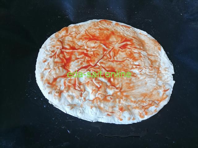 Смазать лаваш кетчупом