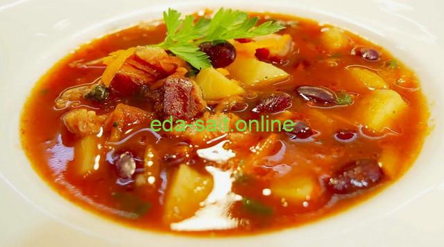 Суп с копчеными ребрами, курицей, колбасой и сосисками
