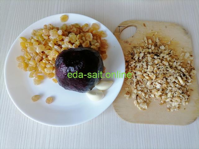 Свекла с изюмом, чесноком и грецкими орехами