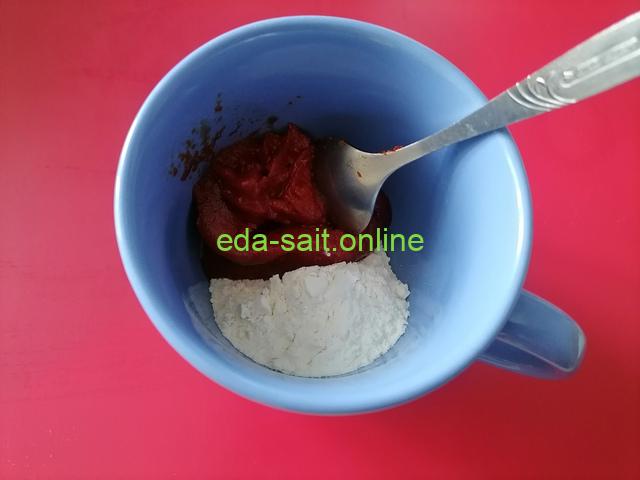 Томатная паста с мукой для тефтелей из свинины и курицы