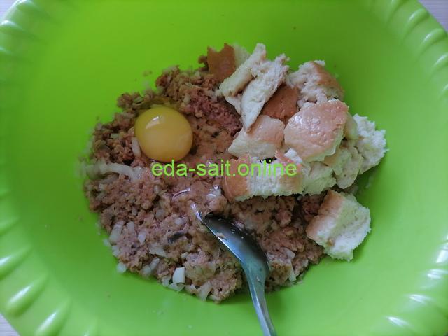 Фарш горбуши с луком и батоном для котлет