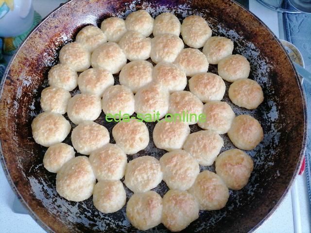 Испечь печенье из творога и кокосовой стружки