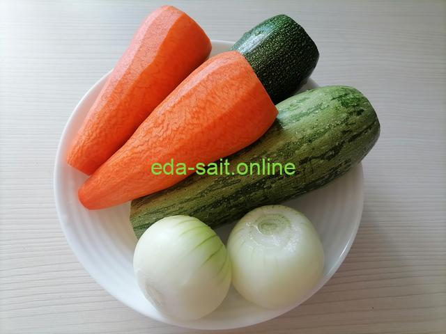 Кабачки с морковью и луком для запекания