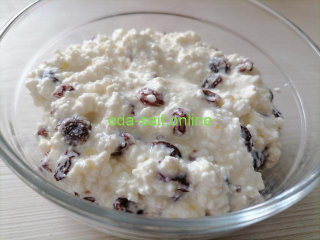 Творог с изюмом, медом и сметаной быстрый и полезный десерт