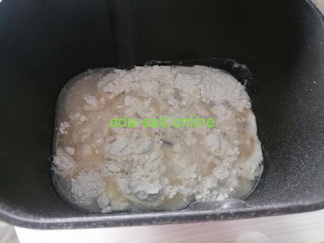 Выложить продукты для дрожжевого теста в форму