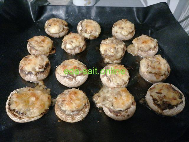 Запечь шампиньоны с луком и сыром в духовке