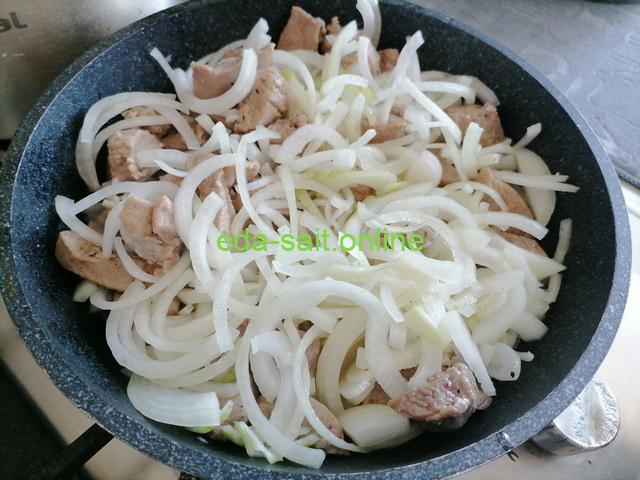 Индейка тушеная с луком