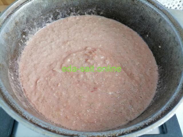 Кабачковая икра с майонезом и томат-пастой перед варкой