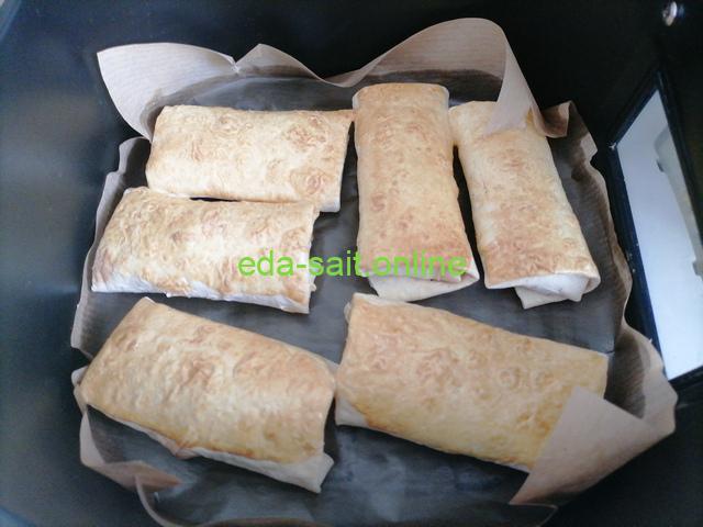 Конвертики из лаваша в аэрогриле с яйцами, сыром и зеленью