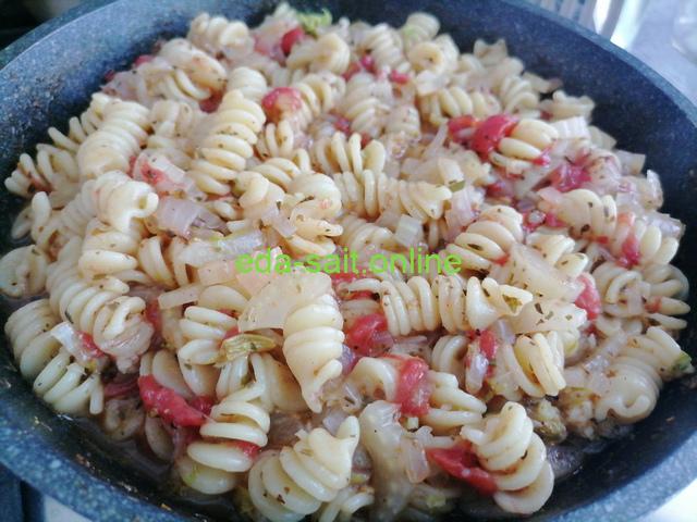 Макароны на гарнир с овощами в сковороде как приготовить