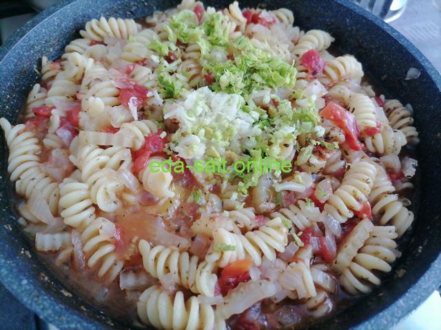 Макароны на гарнир с овощами в сковороде