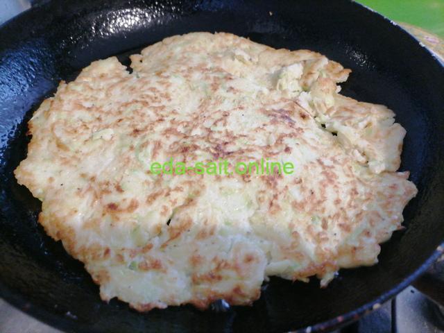 Обжарить кабачковую лепешку с двух сторон