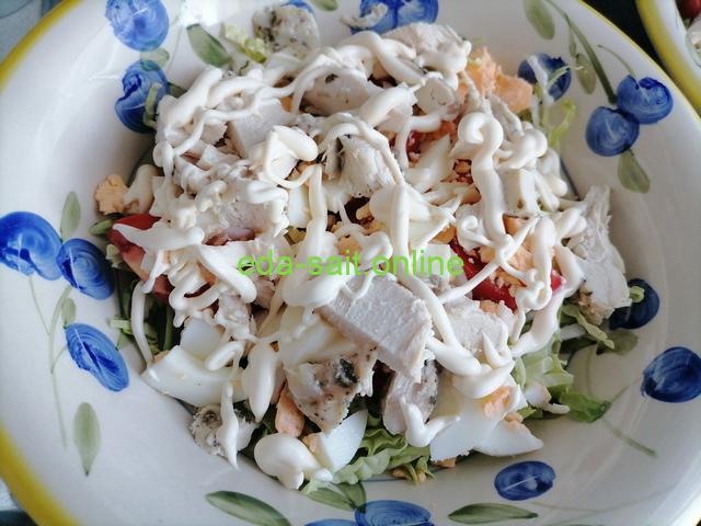 Добавить в Цезарь с куриной грудкой майонез