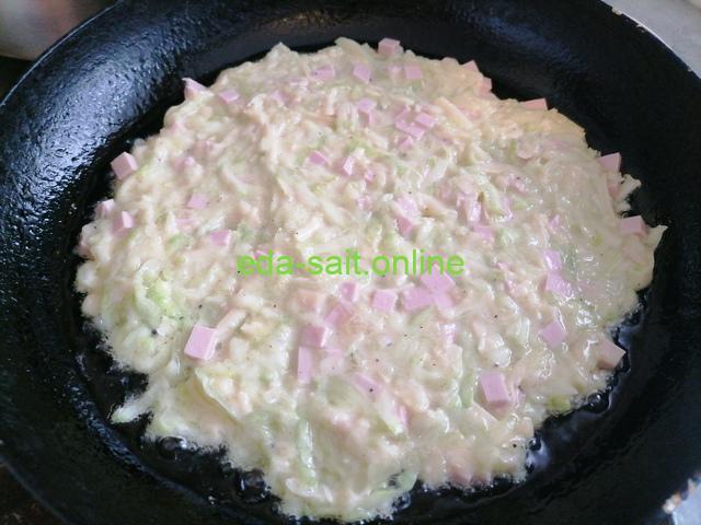 Кабачковая лепешка с колбасой и сыром на сковороде