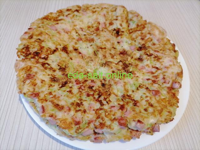 Лепешки из кабачка с колбасой и сыром фотография