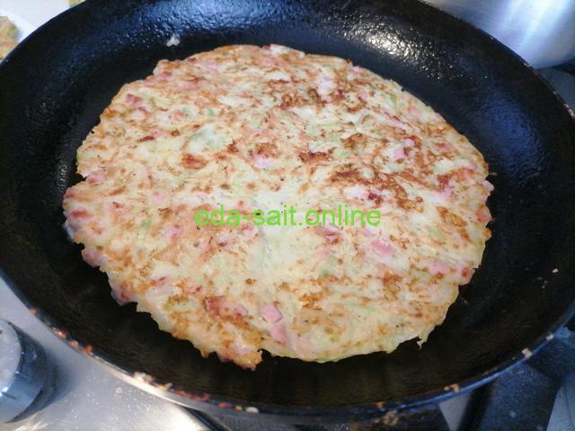 Обжарить лепешки из кабачка с двух сторон