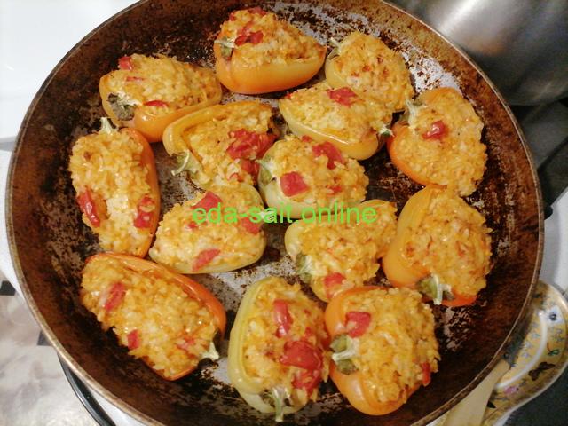 Перцы фаршированные овощами и рисом в духовке