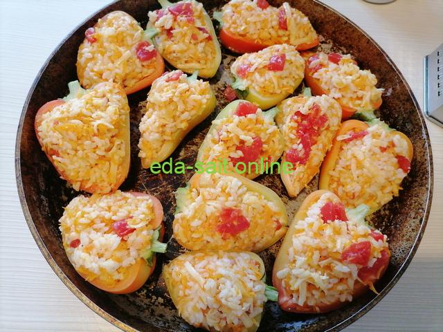 Перцы фаршированные овощами и рисом выложить в форму