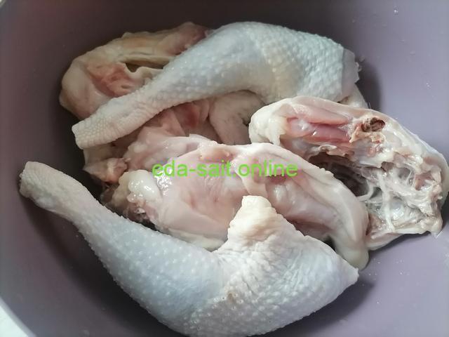 Помыть куриные части для заливного