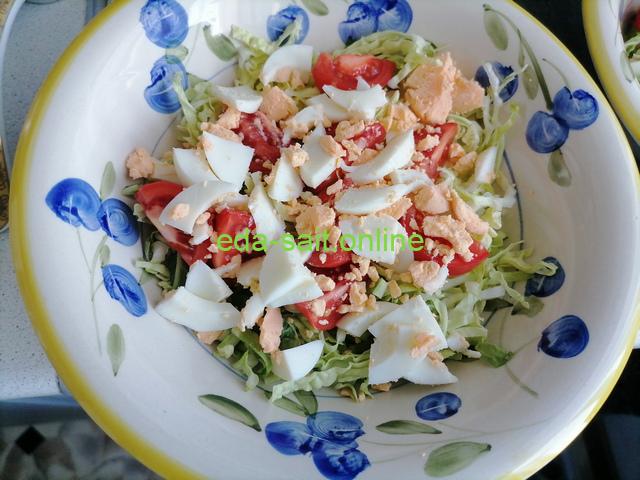 Выложить в салат Цезарь с куриной грудкой яйца