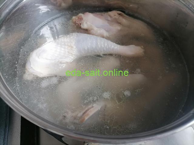 Заложить курицу в воду и варить для заливного