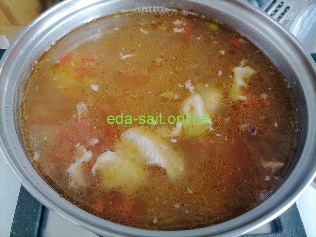 Заложить в бульон мякоть курицы