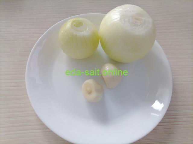 Лук с чесноком для бараньей печени
