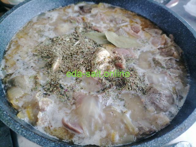 Печень с желудками, луком и сметаной как приготовить