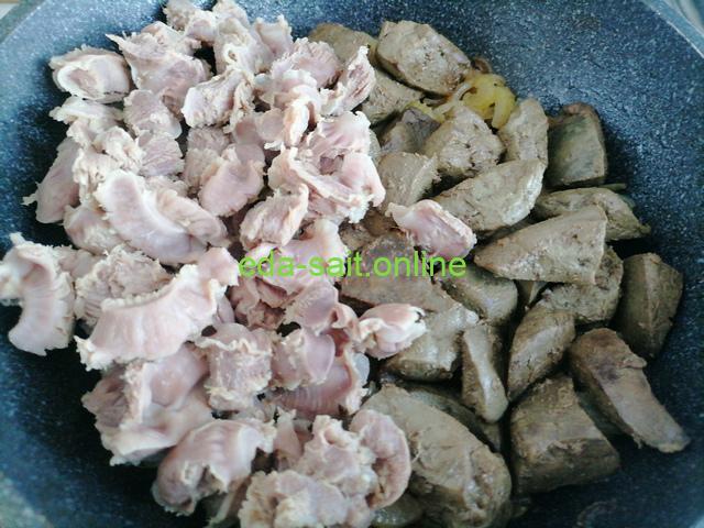 Соединить баранью печень с куриными желудками